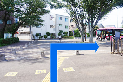 １）西武多摩川線「新小金井駅」改札を出て右に曲がります。
