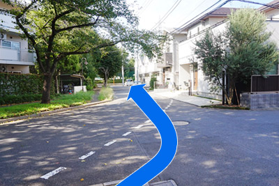 ４）そのまま道なりに左へ行ってください。
