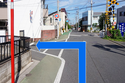 ９）踏切の手前を左折ください。