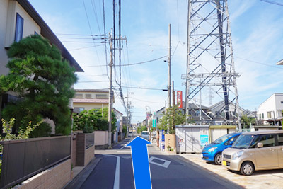 11）右手に鉄塔が見えますので、そのまま直進ください。
