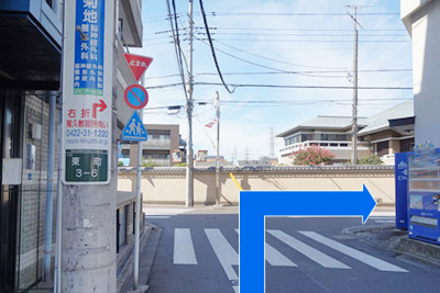 12）突き当りを右に曲がります。