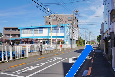 13）「尾久自動車学校」様を左に見ながら直進ください。