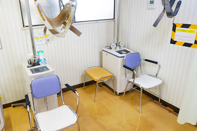 首の牽引器